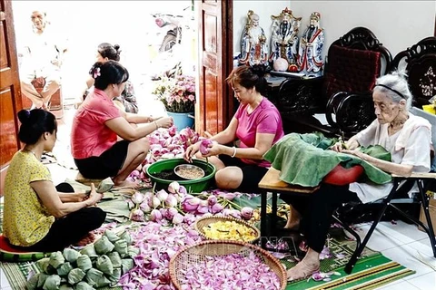 The traditional craft of making lotus-scented tea in Quang An ward, Tay Ho district becomes a symbol of Hanoi's culinary culture. (Photo: VNA)