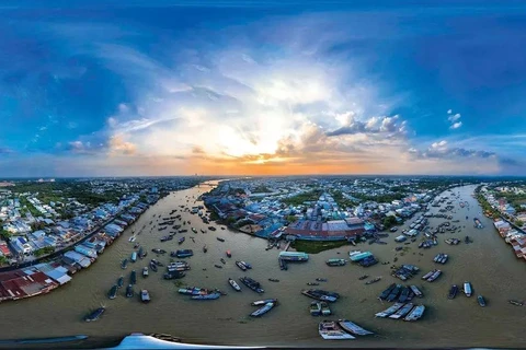 Cai Rang floating market in the Mekong Delta city of Can Tho is located on a branch of the Hau River (Photo: onetouchmedia.vn)