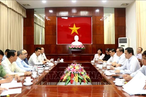 Representatives of the Can Tho municipal People's Committee and SUEZ Group of France at the meeting on August 20 (Photo: VNA)