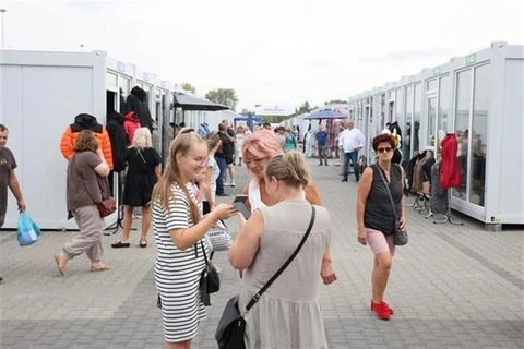 customers visit the temporary shopping centre Marywilska 44 in Warsaw. (Photo: VNA)