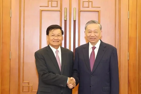 General Secretary of the Communist Party of Vietnam (CPV) Central Committee and State President To Lam (R) shakes hands with General Secretary of the Lao People’s Revolutionary Party (LPRP) Central Committee and President of Laos Thongloun Sisoulith (Photo: VNA)