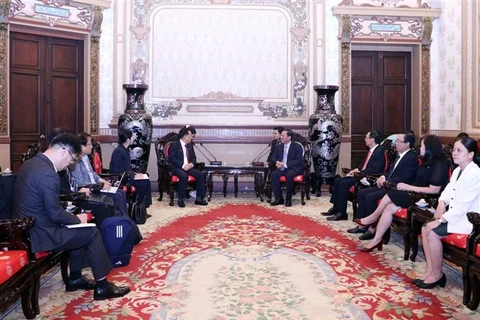 Chairman of the Ho Chi Minh City People's Committee Phan Van Mai hosts Governor of the Republic of Korea (RoK)'s Chungcheongbuk province Kim Young Hwan on September 23. (Photo: VNA)