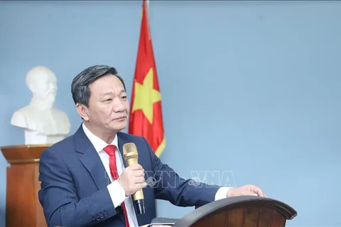 Vietnamese Ambassador to Laos Nguyen Minh Tam speaks at a meeting with representatives of the Nguyen Du Lao-Vietnamese bilingual language school in Vientiane on October 4. (Photo: VNA)