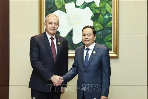 National Assembly Chairman Tran Thanh Man (R) shakes hands with Chairman of the House of Representatives of the National Assembly of Belarus Igor Sergeyenko. (Photo: VNA)