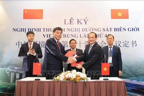 Vietnam and China ink a protocol on railway transport cooperation at the 44th Vietnam-China border railway conference held in Hanoi on December 12, 2024. (Photo: VNA)