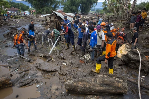 Rescuers search for people missing due to floods and cold lava from a volcano in West Sumatra, Indonesia (Photo: XINHUA)