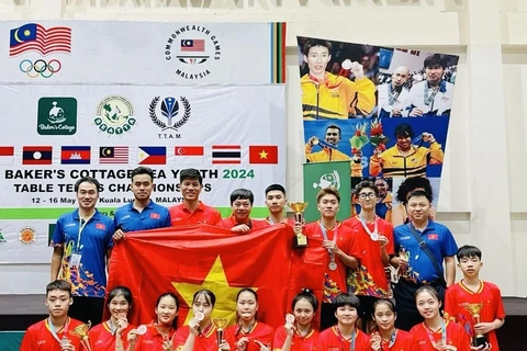 Vietnamese players pose with their medals at the ongoing Southeast Asian Youth Table Tennis Championship in Kuala Lumpur, Malaysia. (Photo: thethaoplus.vn)