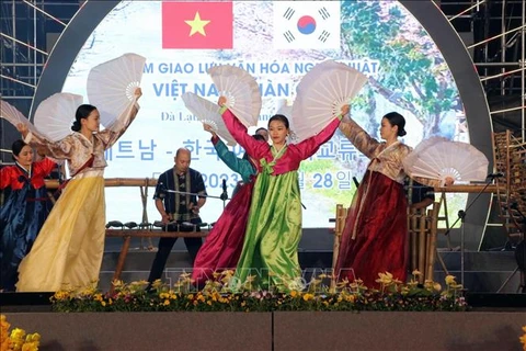A performance at the cultural and art exchange between Da Lat city and Chuncheon city of RoK’s Gangwon province in December last year (Photo: VNA)