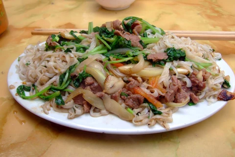 Pho tron is a salad with meat (beef or chicken) and noodles, according to TasteAtlas, (Photo: titc.vn)