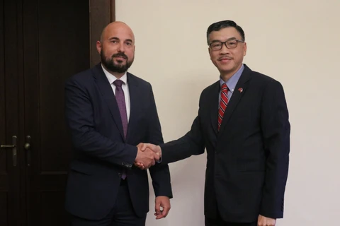 Ambassador Duong Hoai Nam (right) and Mayor of Czech Republic's Plzen city Roman Zarzycky. (Photo: VNA)