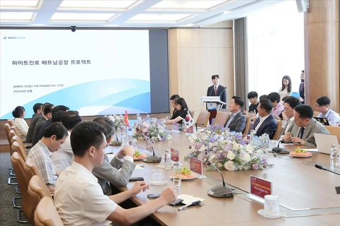 An overview of the working session between a delegation of press agencies in the Republic of Korea and leaders of Thai Binh province (Photo: VNA)