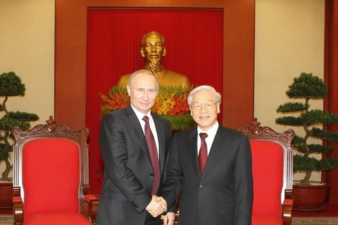 Party General Secretary Nguyen Phu Trong (right) receives President Vladimir Putin who is on a state visit to Vietnam in November 2013. (Photo: VNA)