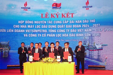 The Vietnam-Russia Joint Venture (Vietsovpetro), the PetroVietnam Oil Corporation (PVOIL) and the Binh Son Refining and Petrochemical Co Ltd (BSR) have signed a principle contract to supply crude oil from Bach Ho field for the Dung Quat oil refinery in the 2024-2027. (Photo: pvoil.com.vn) 