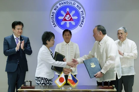 Japanese Foreign Minister Yoko and Philippine Defence Secretary Gilberto Teodoro Jr signed the agreement (Photo: gmanetwork.com) 