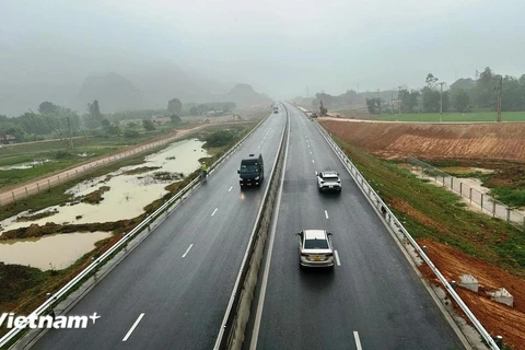 在梅山-45号公路高速公路上同行的车辆。图自Vietnam+