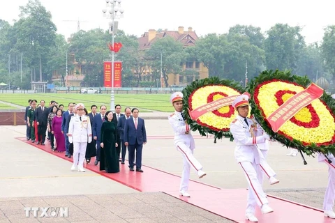 Una delegación de dirigentes del Partido, el Estado, la Asamblea Nacional, el Gobierno y el Frente de la Patria de Vietnam depositó hoy flores en el Mausoleo del Presidente Ho Chi Minh (Fuente: VNA)