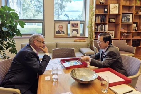 El embajador de Vietnam en Australia, Pham Hung Tam, se reunió con el ministro australiano de Comercio y Turismo, Don Farrell (Fuente: VNA)