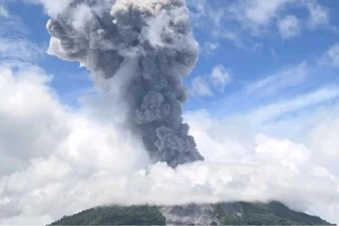 Volcán en el este de Indonesia entra en erupción, elevando el nivel de alerta (Fuente: AFP)