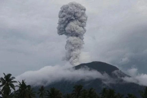 Volcán Ibu de Indonesia entra en erupción y arroja una torre de ceniza de cinco mil metros. (Fuente: thestar.com.my)