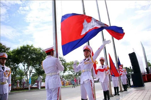 En el acto de izamiento de banderas (Fuente:VNA)