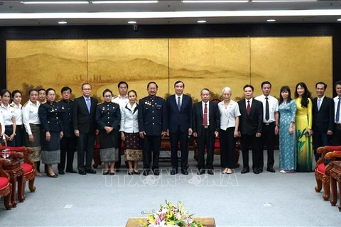 El presidente del Comité Popular de la ciudad centrovietnamita de Da Nang, Le Trung Chinh, recibe a una delegación del Tribunal Popular de la región central de Laos. (Fuente:VNA)