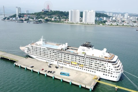 El crucero estadounidense The World llega a Ha Long. (Foto: baoquangninh.vn)