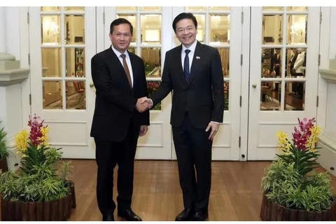 El primer ministro de Singapur, Lawrence Wong, y su homólogo camboyano, Hun Manet (Fuente: Ministerio de Comunicación e Información de Singapur)