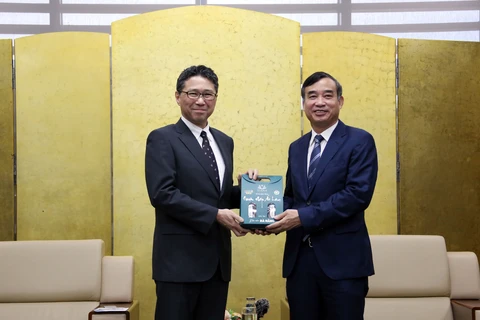 El presidente del Comité Popular de Da Nang, Le Trung Chinh, con el cónsul general de Japón, Mori Takero (Fuente: VNA)