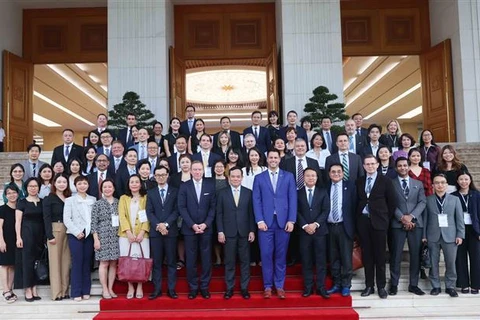 El viceprimer ministro vietnamita Tran Luu Quang y delegados (Fuente: VNA)