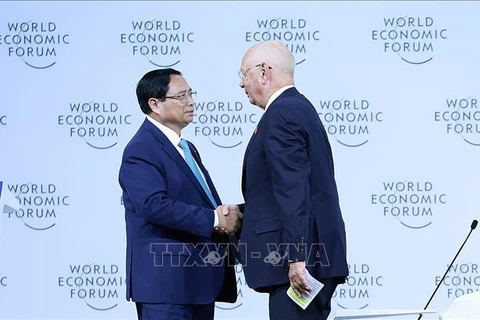 El primer ministro vietnamita, Pham Minh Chinh, y el profesor Klaus Schwab, fundador y presidente del FEM (Fuente: VNA)