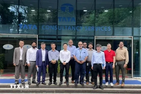 La delegación vietnamita y representantes de la firma Tata Consultancy Services. (Fuente: VNA)