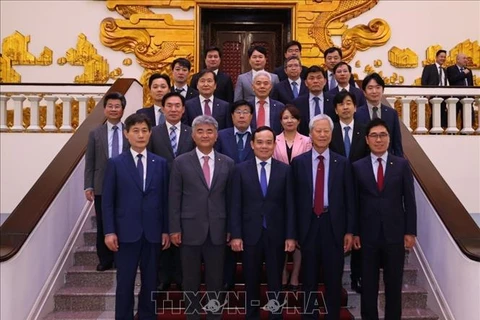 El viceprimer ministro Tran Luu Quang y los delegados. (Fuente: VNA)