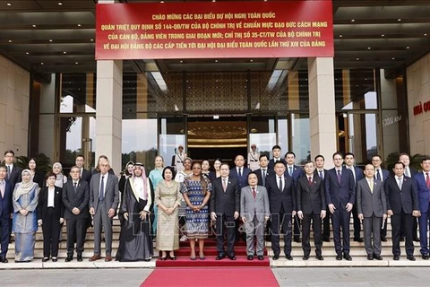 El presidente de la Asamblea Nacional de Vietnam, Tran Thanh Man, y los delegados. (Fuente: VNA)