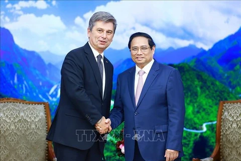 El primer ministro de Vietnam, Pham Minh Chinh, recibe al presidente de la Federación Internacional de Asociaciones de Transitarios (FIATA), Turgut Erkeskin. (Fuente: VNA)