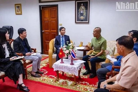 El embajador de Vietnam en Tailandia, Pham Viet Hung, y los gobernadores de la provincia de Trat. (Fuente: Embajada de Vietnam en Tailandia)