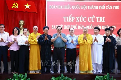 El primer ministro de Vietnam, Pham Minh Chinh, y la delegación parlamentaria de la ciudad deltaica de Can Tho, se reúnen con los votantes en el distrito de Thot Not. (Fuente: VNA)