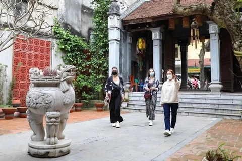 Turistas extranjeros visitan la casa comunal Kim Ngan, en el Casco Antiguo de Hanói. (Foto: VNA) 