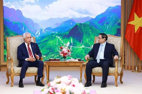 El primer ministro de Vietnam, Pham Minh Chinh, recibe al ministro de Estado para los Asuntos Exteriores de Qatar, Soltan bin Saad Al-Muraikhi. (Fuente: VNA)