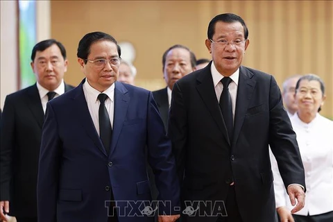 El primer ministro de Vietnam, Pham Minh Chinh, se reúne con el presidente del Partido Popular de Camboya y titular del Senado camboyano, Hun Sen. (Fuente: VNA)