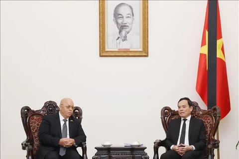 El viceprimer ministro de Vietnam Tran Luu Quang sostiene un encuentro con el ministro argelino de Muyahidines (Veteranos de Guerra) y Titulares de Derechos, Laid Rebiga. (Fuente: VNA)