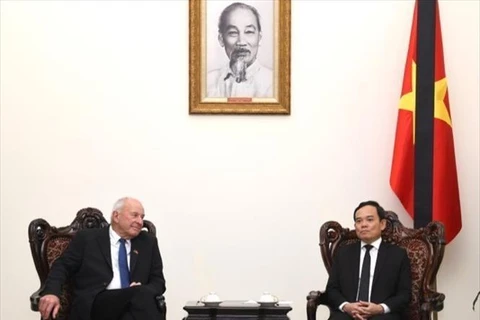 El viceprimer ministro de Vietnam Tran Luu Quang y el enviado especial del gobierno de Nueva Zelanda, Donald McKinnon. (Fuente: VNA)