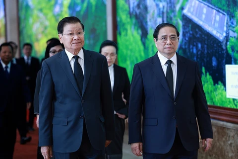 El primer ministro vietnamita, Pham Minh Chinh, recibie al secretario general del Partido Popular Revolucionario (PPRL) y presidente de Laos, Thongloun Sisoulith. (Fuente: VNA)