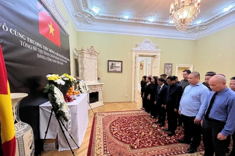 La Embajada vietnamita en Rumania celebra el acto para rendir homenaje al secretario general Nguyen Phu Trong. (Fuente: VNA)