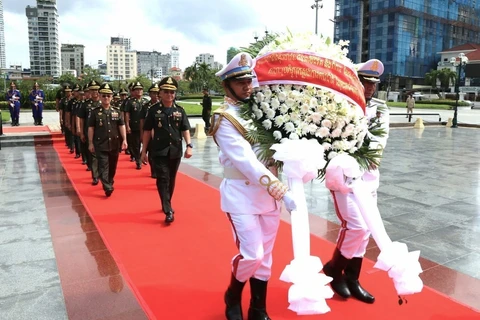 La delegación, encabezada por el secretario de Estado del Ministerio de Defensa de Camboya, general Yun Min, rinde homenaje a los mártires. (Fuente: VNA)