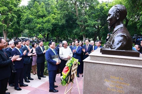 El primer ministro Pham Minh Minh y una delegación vietnamita colocan una ofrenda floral en la estatua del Presidente Ho Chi Minh en el Parque G20 en Nueva Delhi. (Fuente: VNA)