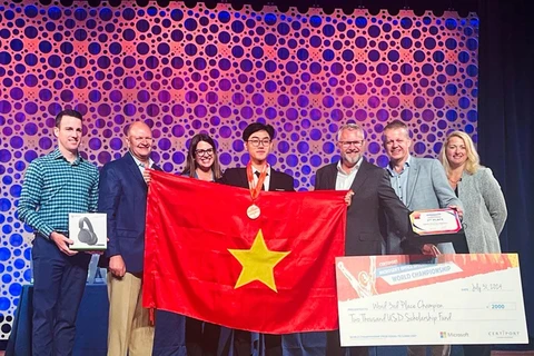 Nguyen Minh Duong, de la Universidad de Ciencia y Tecnología de Hanoi, gana la medalla de bronce en el evento. (Fuente: Vietnamplus)