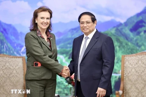 El primer ministro vietnamita, Pham Minh Chinh, y la ministra de Relaciones Exteriores, Comercio Internacional y Culto de Argentina, Diana Mondino. (Fuetne: VNA)