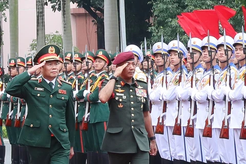 El jefe de Estado Mayor General del Ejército Popular de Vietnam y viceministro de Defensa, coronel general Nguyen Tan Cuong, y el general Tan Sri Datuk Seri Mohammad bin Ab Rahman, jefe de las Fuerzas de Defensa de Malasia, pasan revista a la guardia de honor. (Fuente: VNA)