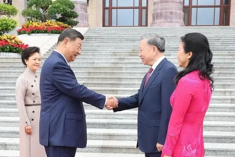 El secretario general del Partido Comunista de China y presidente de China, Xi Jinping, y su esposa reciben al secretario general del Partido Comunista de Vietnam y presidente del país indochino, To Lam, y su cónyuge. (Fuente: VNA)