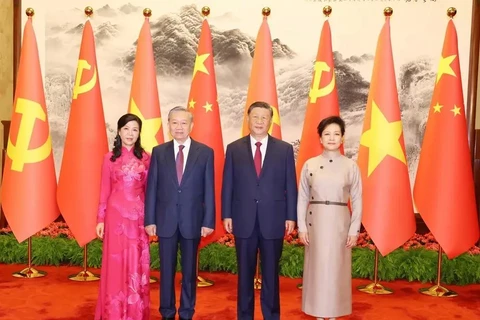 El secretario general del Partido Comunista y presidente de Vietnam, To Lam y su esposa, toman foto con el secretario general del Partido Comunista de China y presidente de este país, Xi Jinping, y su cónyuge. (Fuente: VNA)